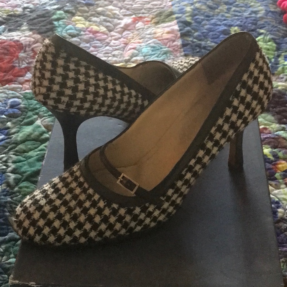 Faconnable textured black and white pumps